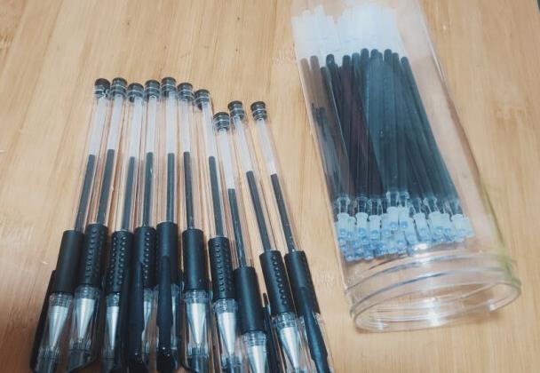 转让碳素笔芯一万个，笔2600个